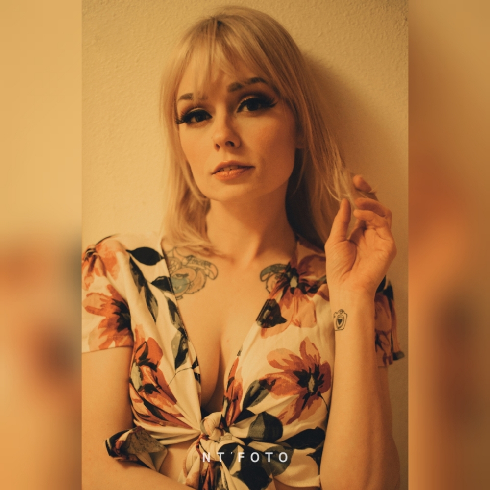 Olivaceous Short Sleeved Cropped Floral Wrap Top Size Small